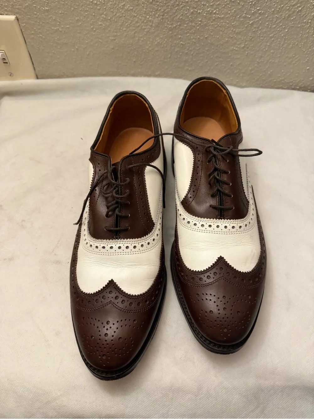Allen Edmonds Brown and White Two-Tone Wingtip Oxfords, pre-owned,SZ9